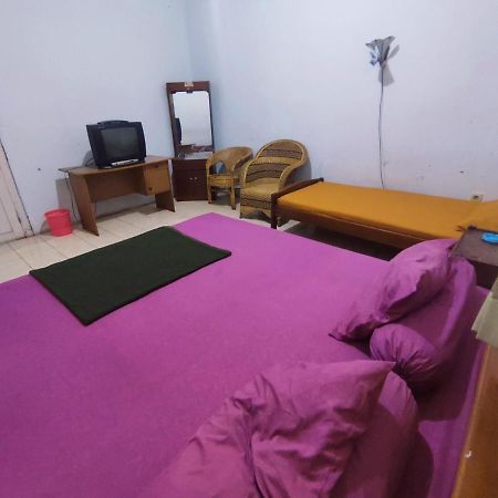 Oyo 90865 Hotel Kusuma Purwakarta Karawang Exterior foto