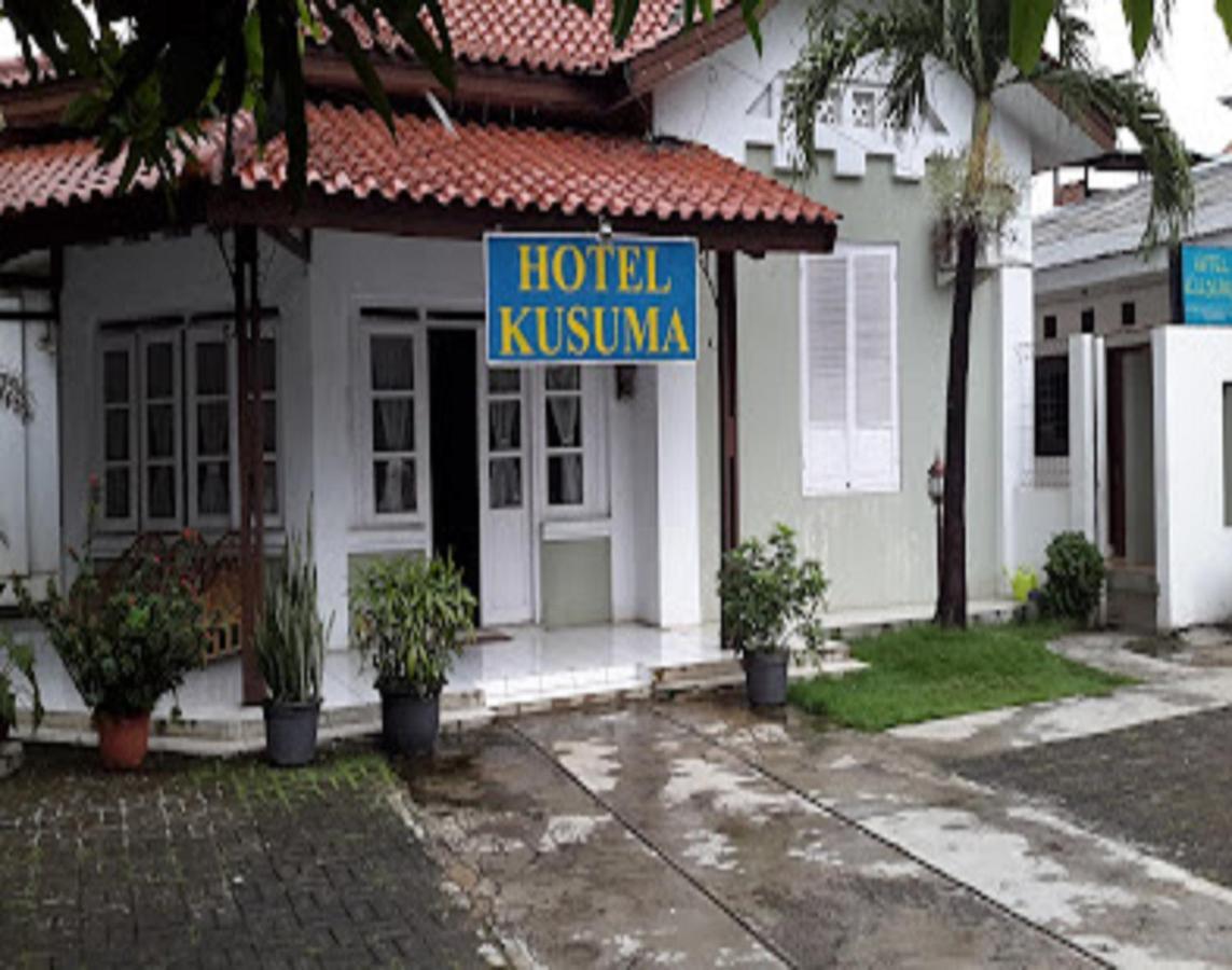 Oyo 90865 Hotel Kusuma Purwakarta Karawang Exterior foto