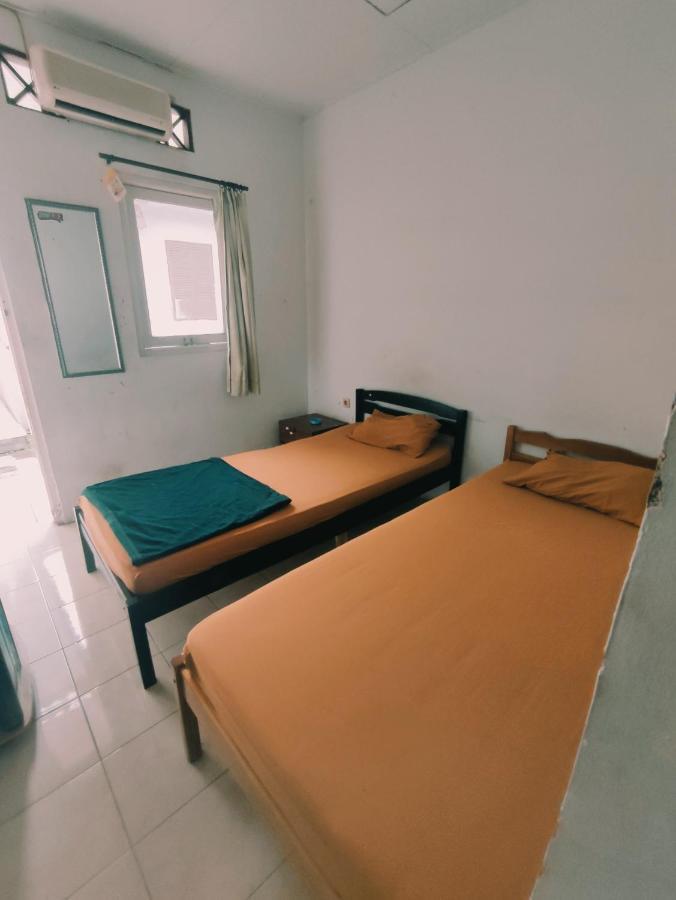 Oyo 90865 Hotel Kusuma Purwakarta Karawang Exterior foto