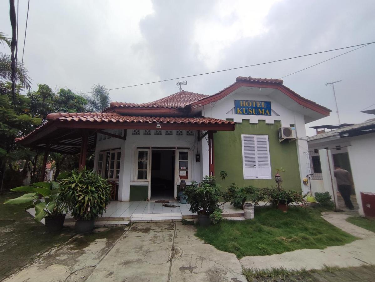 Oyo 90865 Hotel Kusuma Purwakarta Karawang Exterior foto
