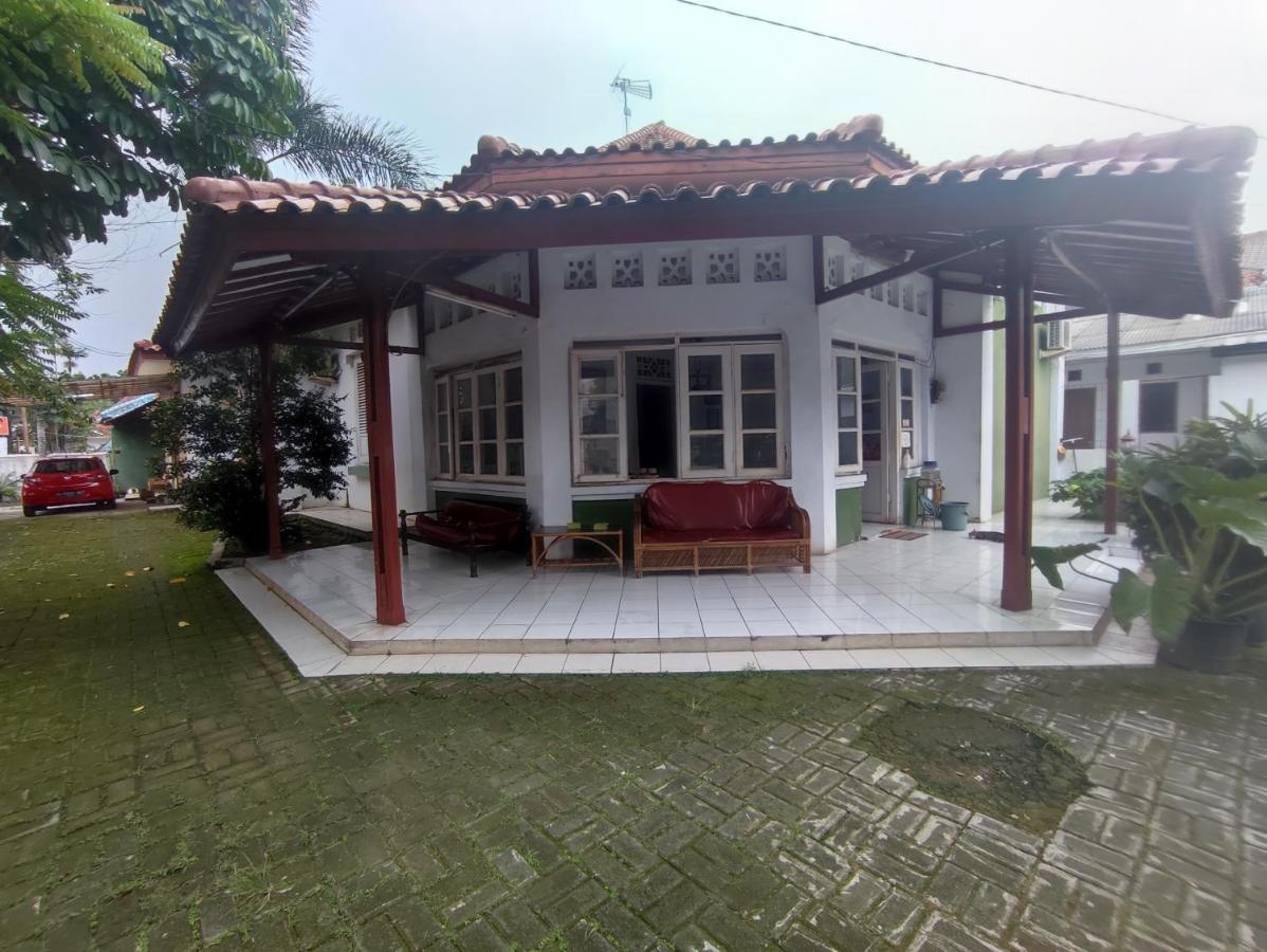 Oyo 90865 Hotel Kusuma Purwakarta Karawang Exterior foto