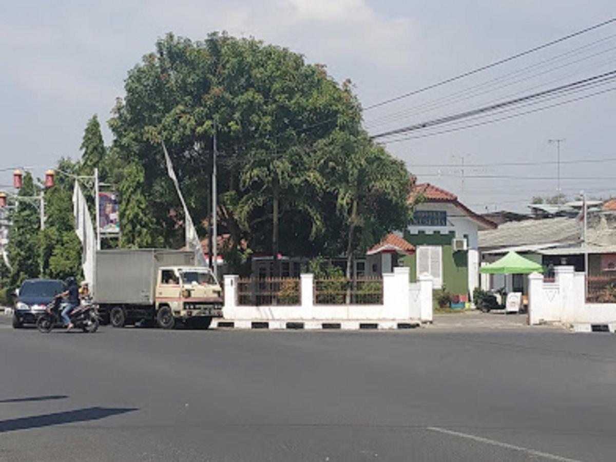Oyo 90865 Hotel Kusuma Purwakarta Karawang Exterior foto