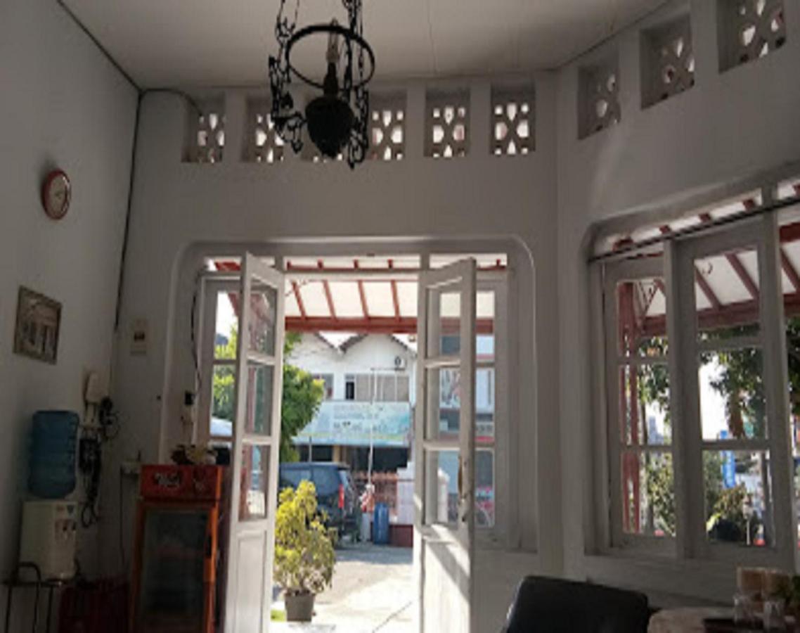Oyo 90865 Hotel Kusuma Purwakarta Karawang Exterior foto