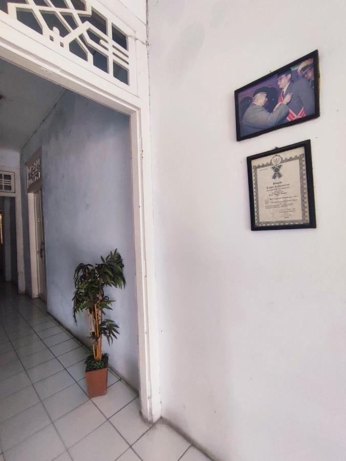 Oyo 90865 Hotel Kusuma Purwakarta Karawang Exterior foto