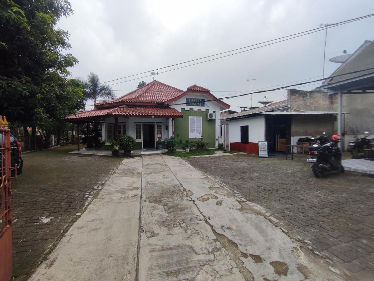 Oyo 90865 Hotel Kusuma Purwakarta Karawang Exterior foto