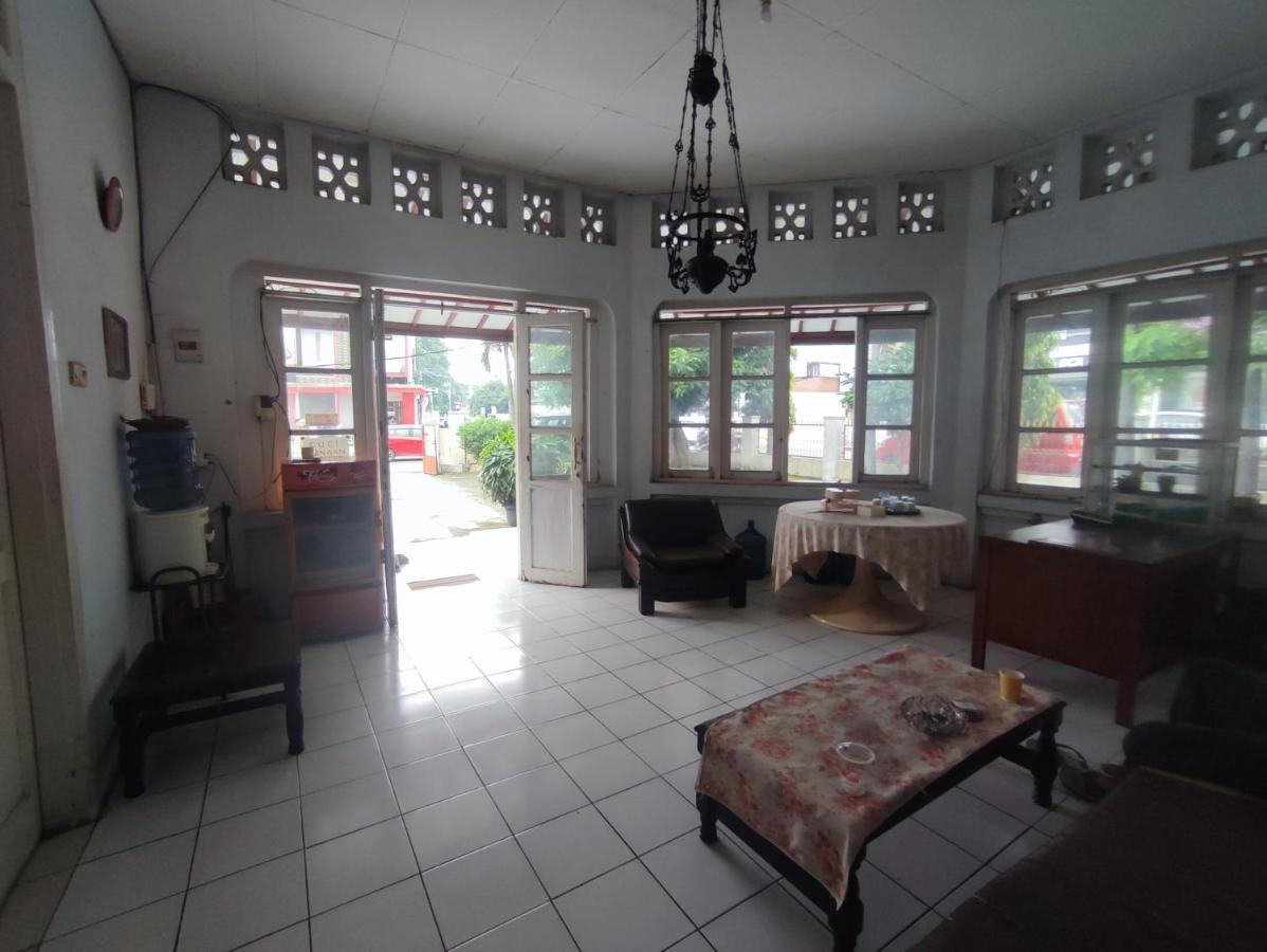 Oyo 90865 Hotel Kusuma Purwakarta Karawang Exterior foto