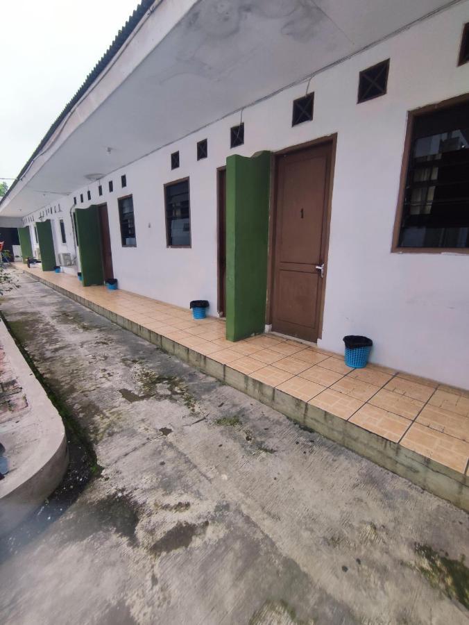 Oyo 90865 Hotel Kusuma Purwakarta Karawang Exterior foto
