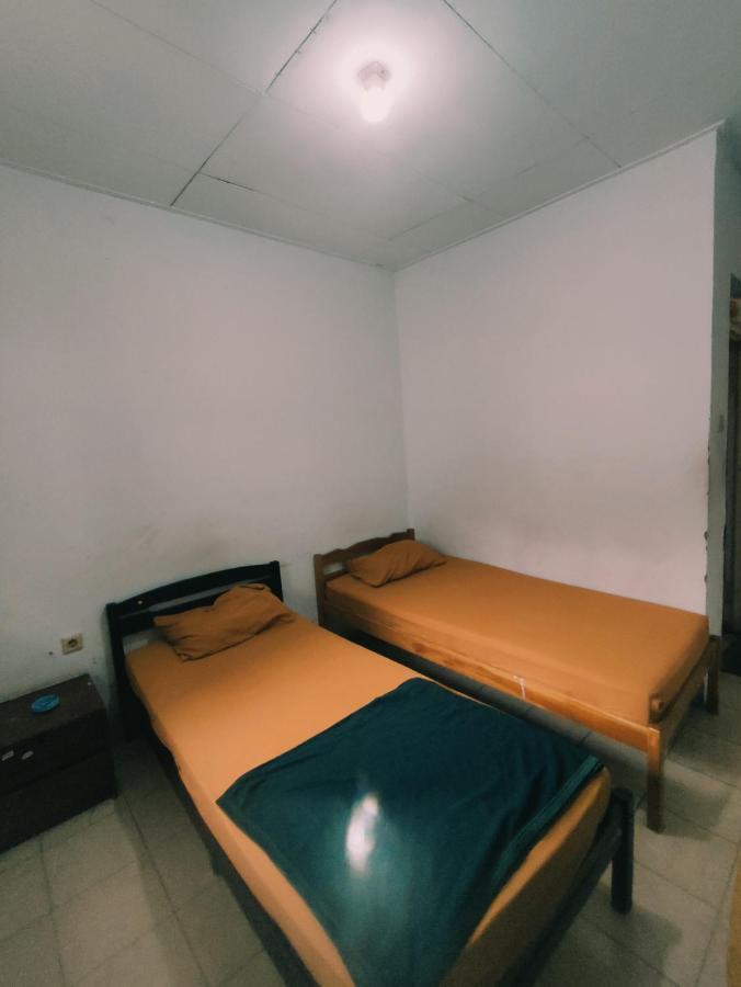 Oyo 90865 Hotel Kusuma Purwakarta Karawang Exterior foto