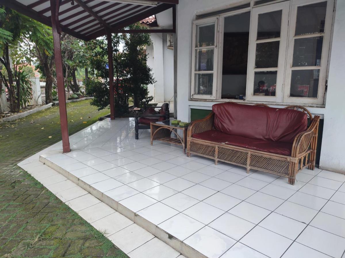 Oyo 90865 Hotel Kusuma Purwakarta Karawang Exterior foto