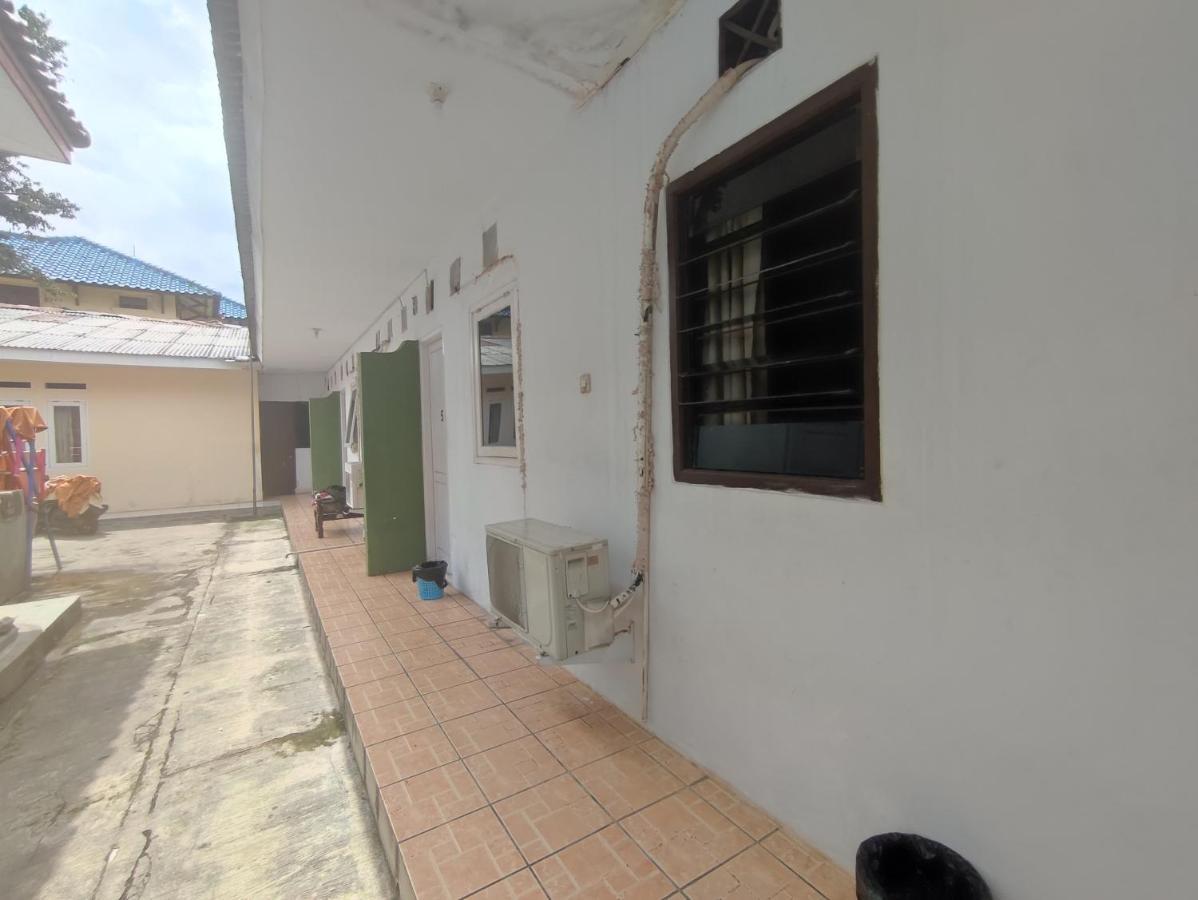 Oyo 90865 Hotel Kusuma Purwakarta Karawang Exterior foto