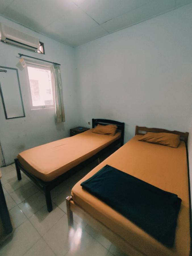 Oyo 90865 Hotel Kusuma Purwakarta Karawang Exterior foto