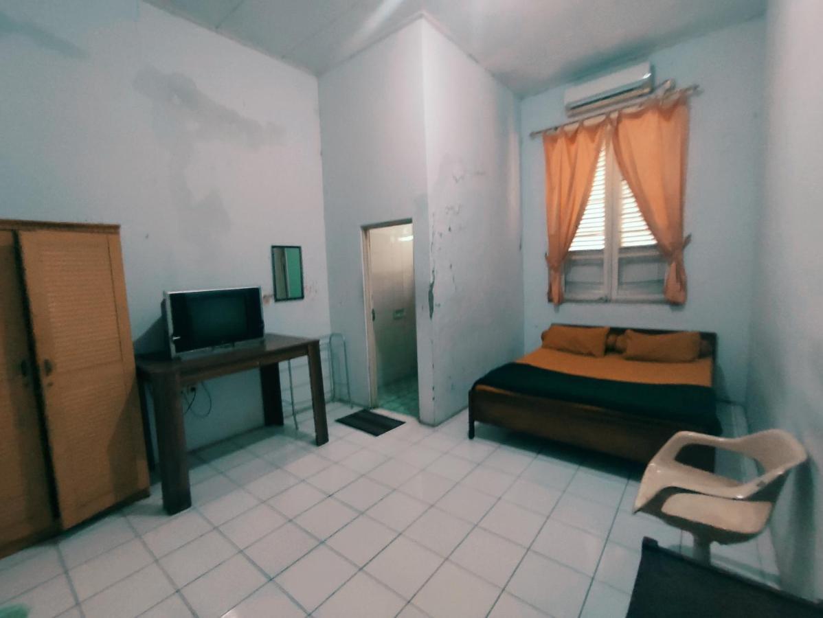 Oyo 90865 Hotel Kusuma Purwakarta Karawang Exterior foto